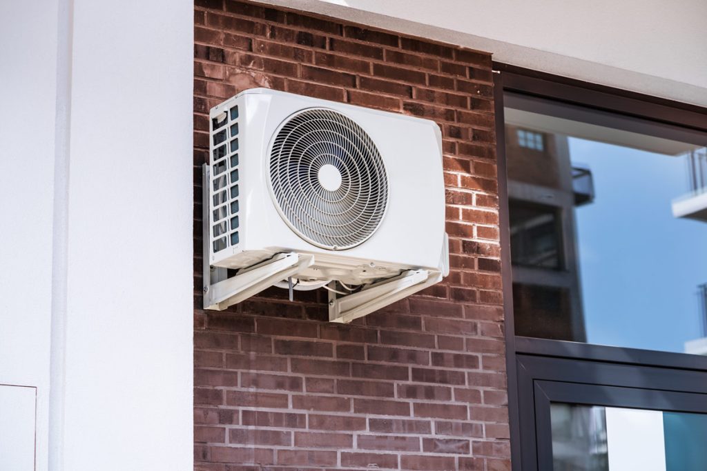Wall-mounted outdoor air conditioning unit